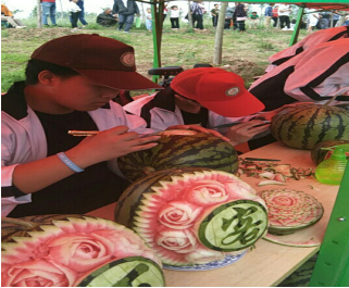 泗洪中专烹饪学子现场西瓜雕刻表演吸引市民驻足