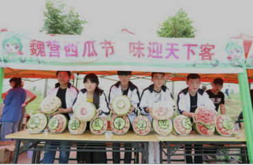 泗洪中专烹饪学子现场西瓜雕刻表演吸引市民驻足