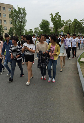 泗洪中专职教活动周系列宣传稿件7 初中生走进泗洪中专体验观摩职业教育