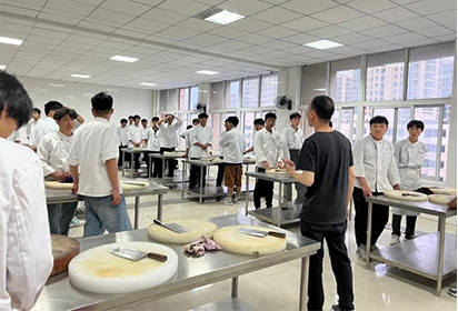 泗洪中专职教活动周系列宣传稿件7 初中生走进泗洪中专体验观摩职业教育