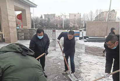 扫雪除冰 情暖校园——泗洪中专开展铲雪除冰行动