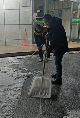 扫雪除冰 情暖校园——泗洪中专开展铲雪除冰行动