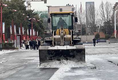 扫雪除冰 情暖校园——泗洪中专开展铲雪除冰行动