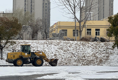 扫雪除冰 情暖校园——泗洪中专开展铲雪除冰行动