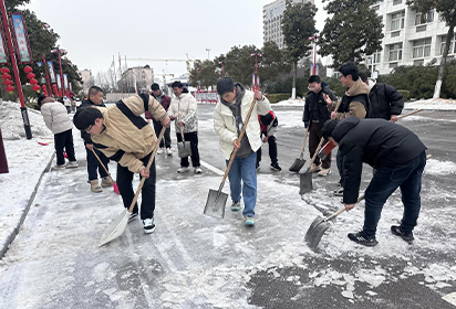 扫雪除冰 情暖校园——泗洪中专开展铲雪除冰行动