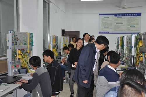 市职教观摩团到泗阳中专观摩