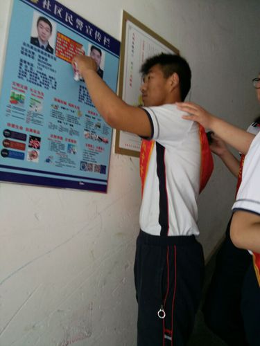 泗阳中专学生志愿者到丽景河畔小区开展清洁家园活动