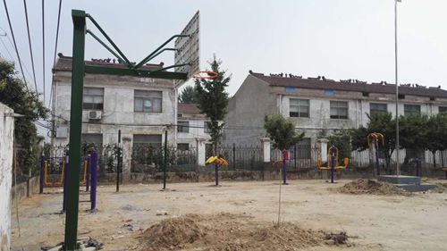 泗阳中专为挂钩村建成健身广场