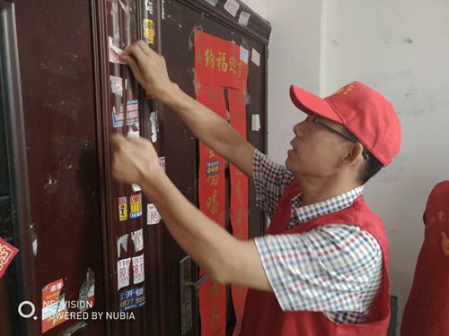 泗阳中专党员志愿者汗洒杨圩社区