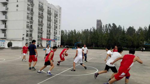 泗阳中专教职工男篮比赛激情开赛