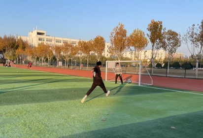 驰骋绿茵场 浓浓同学情 ——泗阳中专机电工程系2022级高职机电举行足球联谊赛