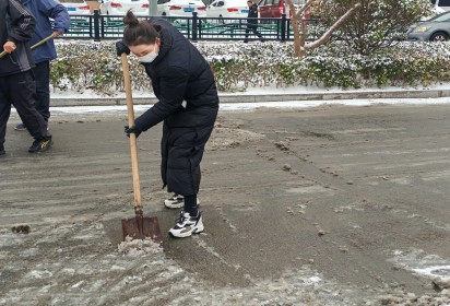 以雪为令，迎雪而上，暖心护行  ——泗阳中专积极开展扫雪除冰活动