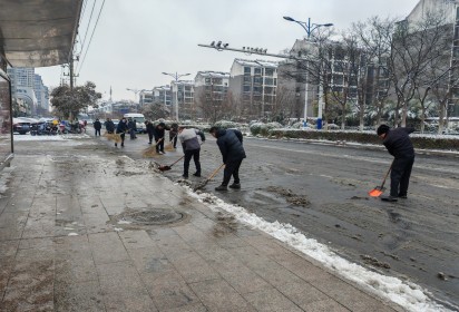 以雪为令,迎雪而上,暖心护行 ——泗阳中专积极开展扫雪除冰活动