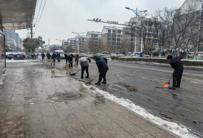 以雪为令，迎雪而上，暖心护行  ——泗阳中专积极开展扫雪除冰活动