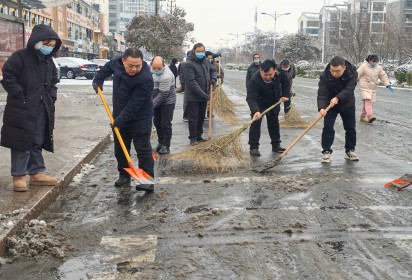 以雪为令，迎雪而上，暖心护行  ——泗阳中专积极开展扫雪除冰活动