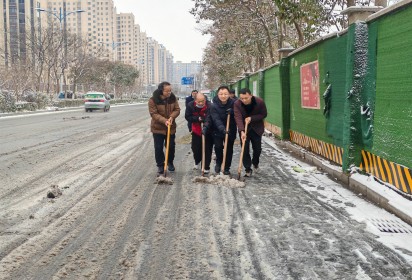 以雪为令，迎雪而上，暖心护行  ——泗阳中专积极开展扫雪除冰活动