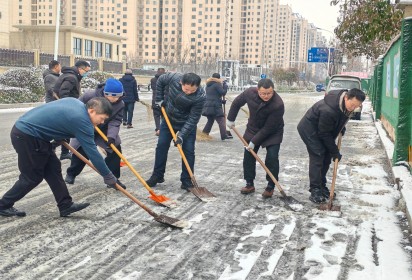 以雪为令，迎雪而上，暖心护行  ——泗阳中专积极开展扫雪除冰活动