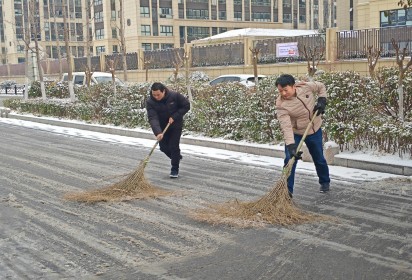 以雪为令，迎雪而上，暖心护行  ——泗阳中专积极开展扫雪除冰活动