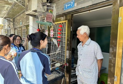扣好人生第一粒扣子从孝老敬老开始——泗阳中专服装工程系开展“布布缝补小部队”公益宣传活动