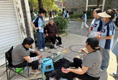 扣好人生第一粒扣子从孝老敬老开始——泗阳中专服装工程系开展“布布缝补小部队”公益宣传活动