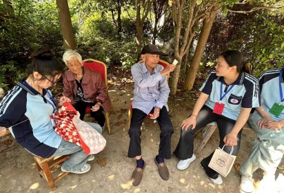 扣好人生第一粒扣子从孝老敬老开始——泗阳中专服装工程系开展“布布缝补小部队”公益宣传活动