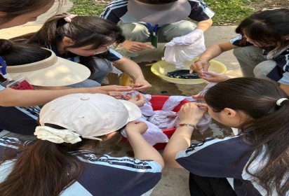 扣好人生第一粒扣子从孝老敬老开始——泗阳中专服装工程系开展“布布缝补小部队”公益宣传活动