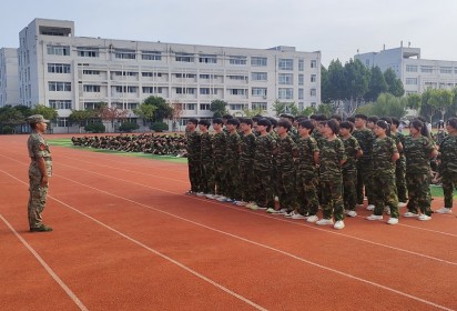 军训闭营展风采  飒爽英姿致青春——泗阳中专举行2024级新生军训闭营仪式