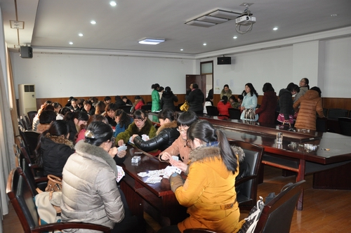 泗阳中专举行“迎庆三八节”女教职工掼蛋比赛