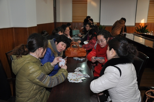 泗阳中专举行“迎庆三八节”女教职工掼蛋比赛