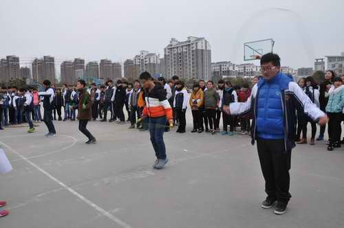 泗阳中专举行学生踢毽子、跳绳、拔河比赛