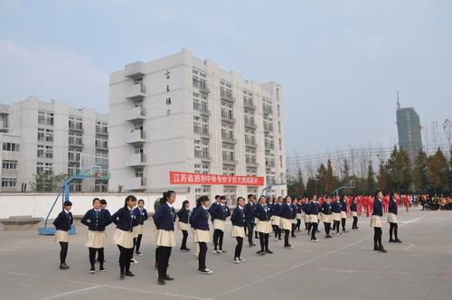 泗阳中专举行新生校园集体舞展示评比活动