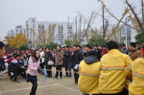 泗阳中专举行学生拔河比赛